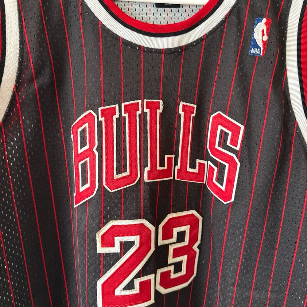 Men’s Nike Michael Jordan #23 Chicago Bulls Jersey Black Pinstripe Sz 50 - NWOT - Picture 2 of 5